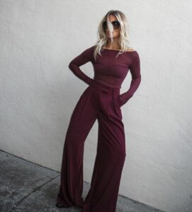 Модный бордовый цвет в образах 2025: трендовые сочетания