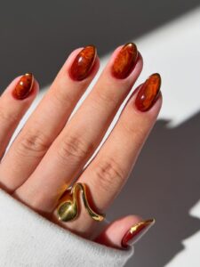 Топовые оттенки маникюра на ноябрь 2025: как выбрать свой цвет