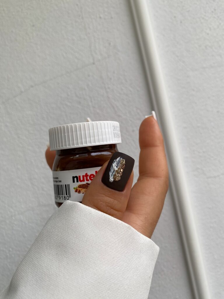 Зимний маникюр с текстурами: 5 трендов 2025-2026 года