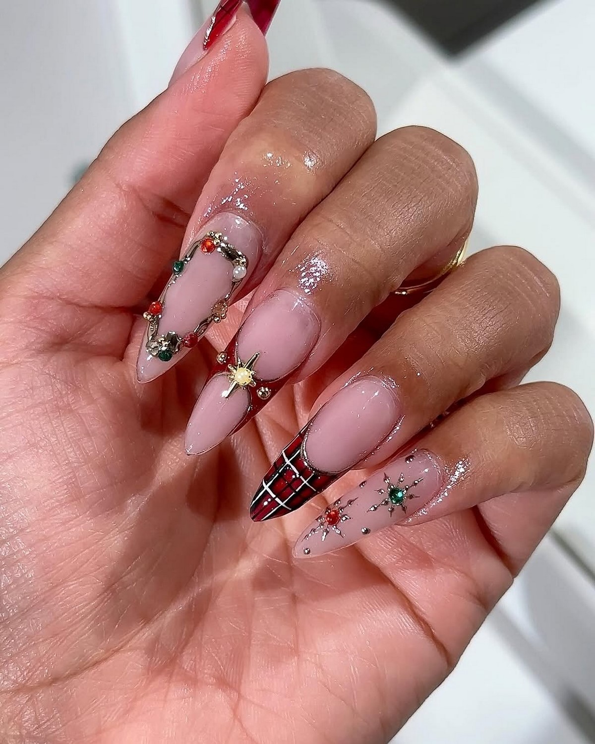 Маникюр на декабрь 2026: тренды месяца и идеи дизайна