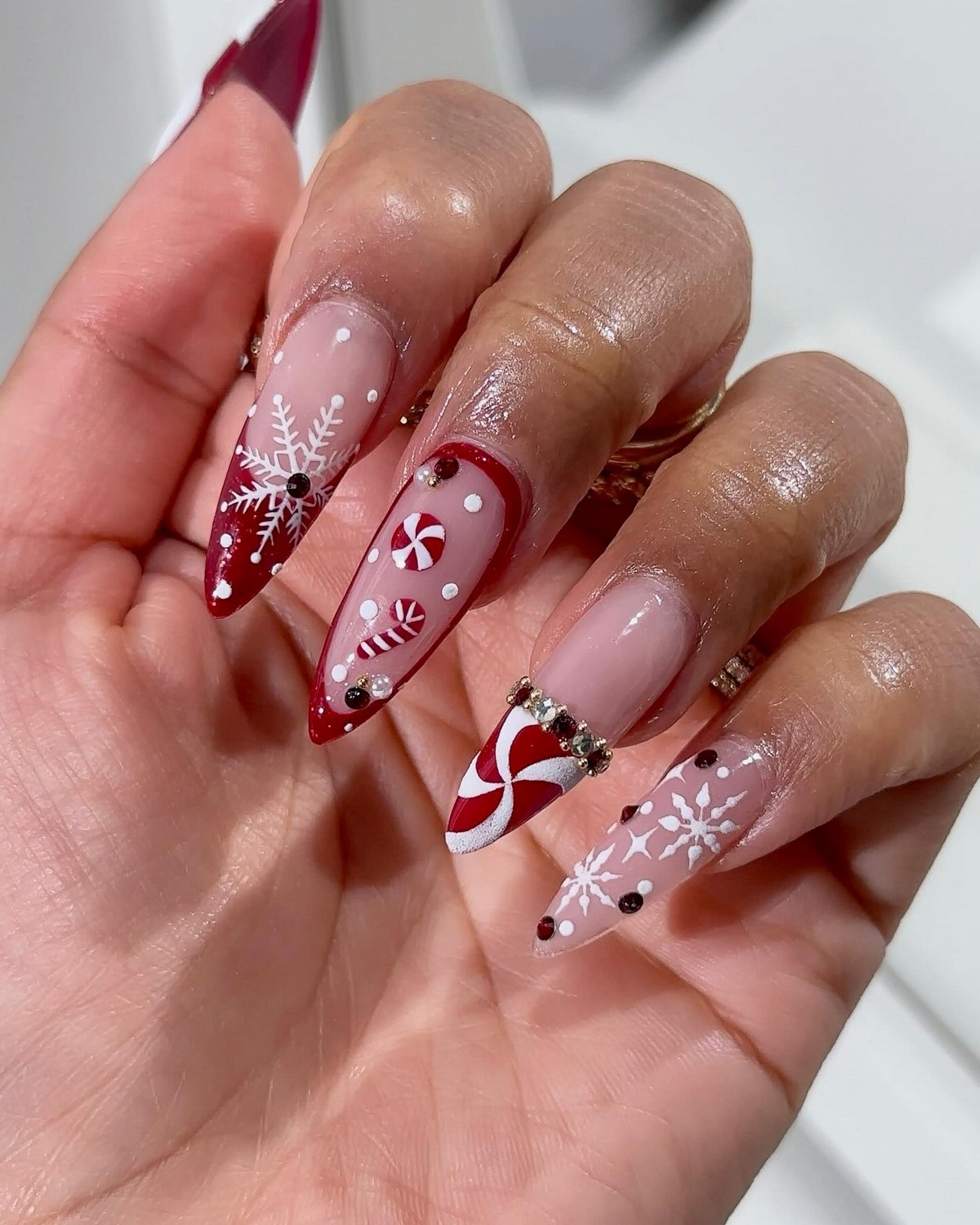 Маникюр на декабрь 2026: тренды месяца и идеи дизайна