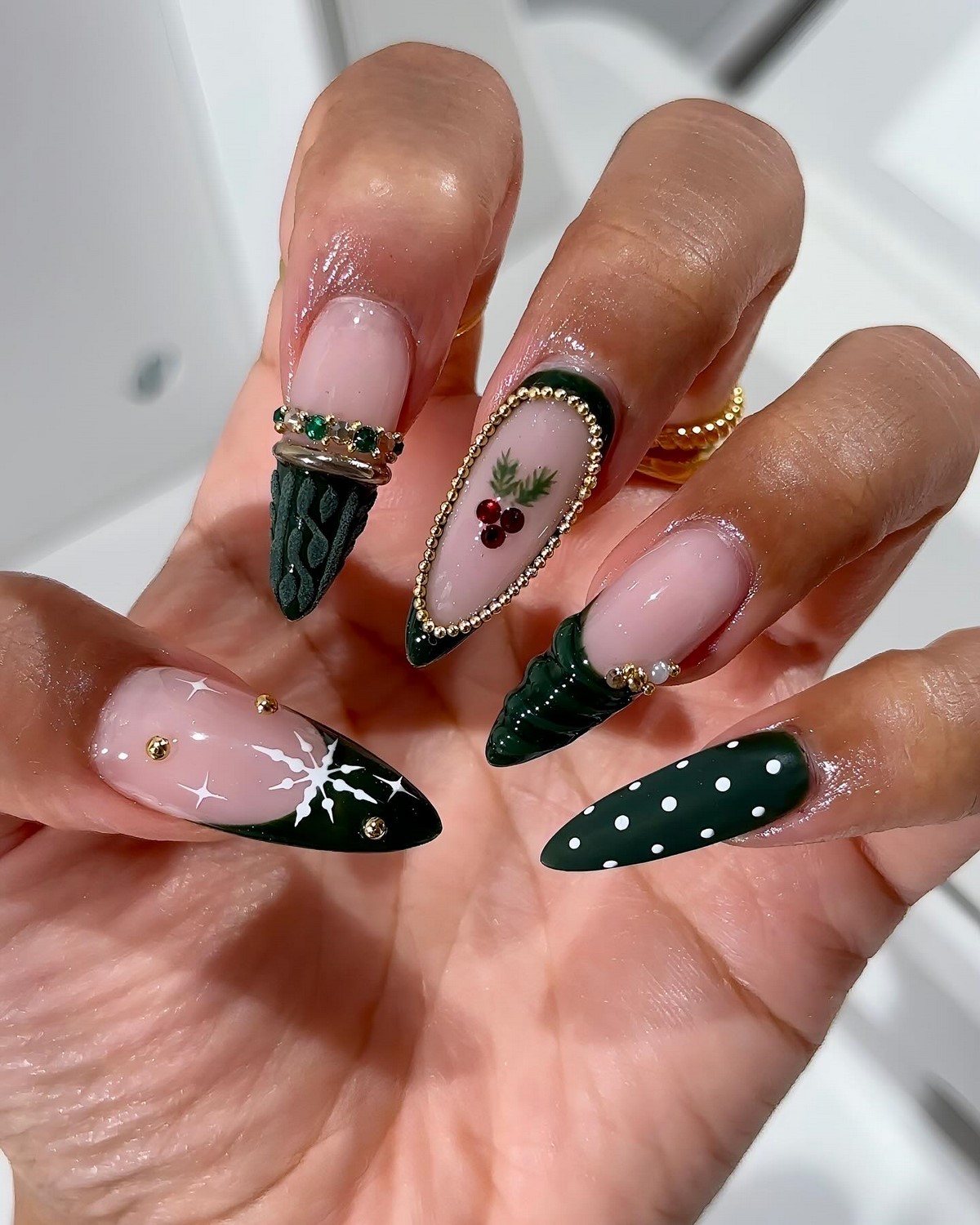 Маникюр на декабрь 2026: тренды месяца и идеи дизайна