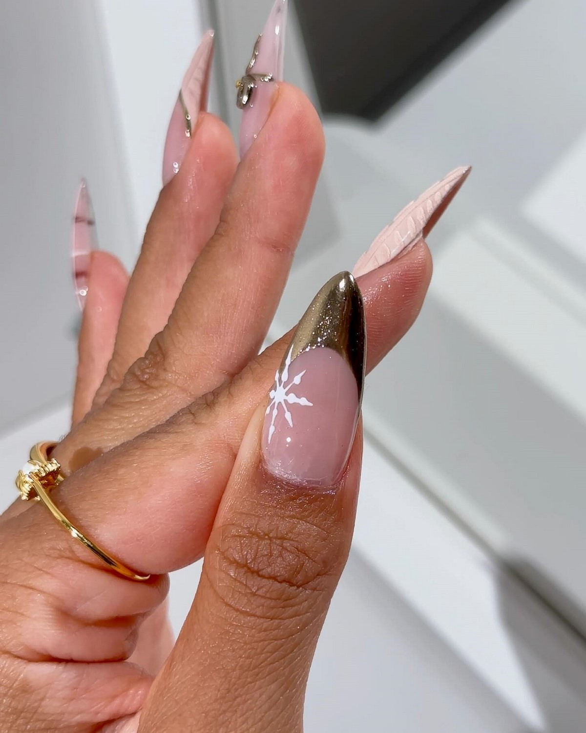 Маникюр на декабрь 2026: тренды месяца и идеи дизайна