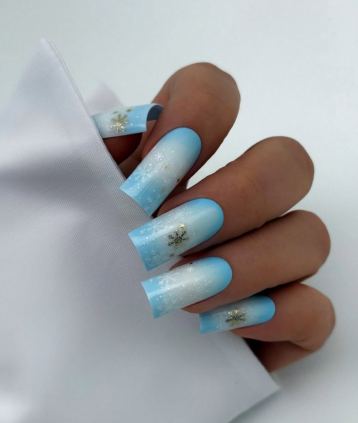 Маникюр на декабрь 2026: тренды месяца и идеи дизайна