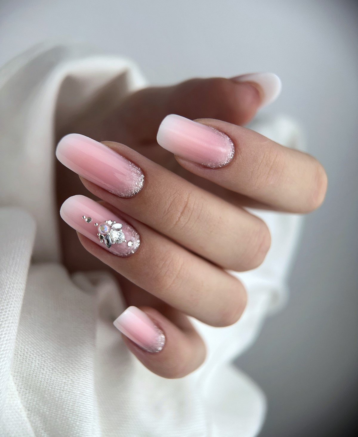 Маникюр на декабрь 2026: тренды месяца и идеи дизайна