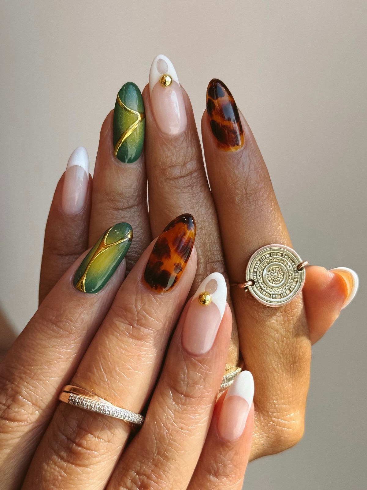 Маникюр на декабрь 2026: тренды месяца и идеи дизайна