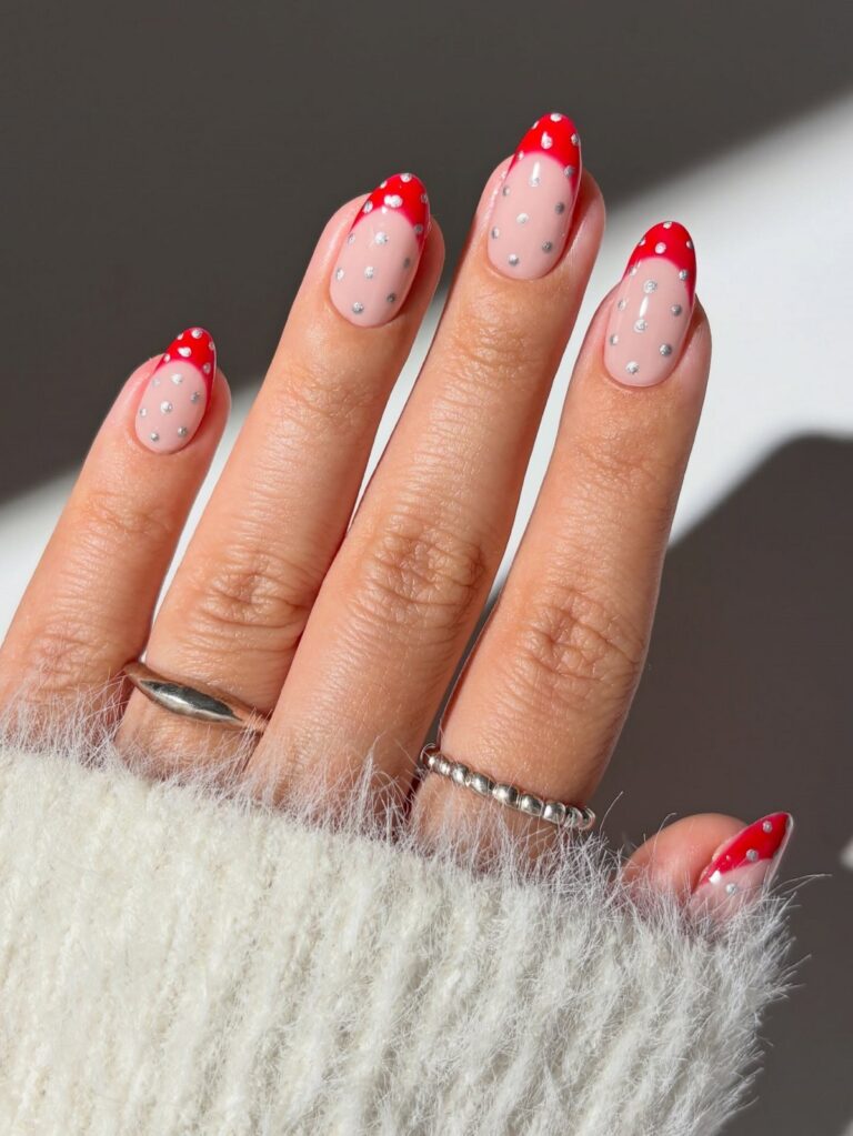 Френч-маникюр на Новый год 2026: лучшие идеи дизайна