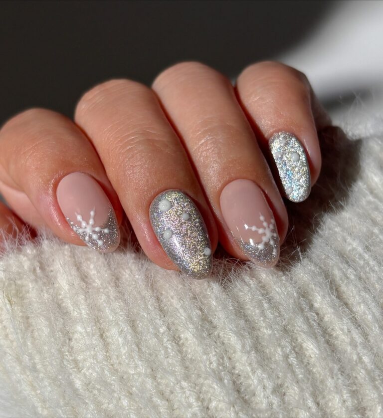 Новогодний маникюр с блестками 2026: лучшие идеи