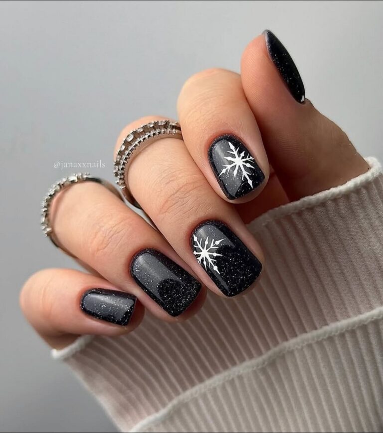 Модный темный маникюр зимой 2025–2026: тренды сезона