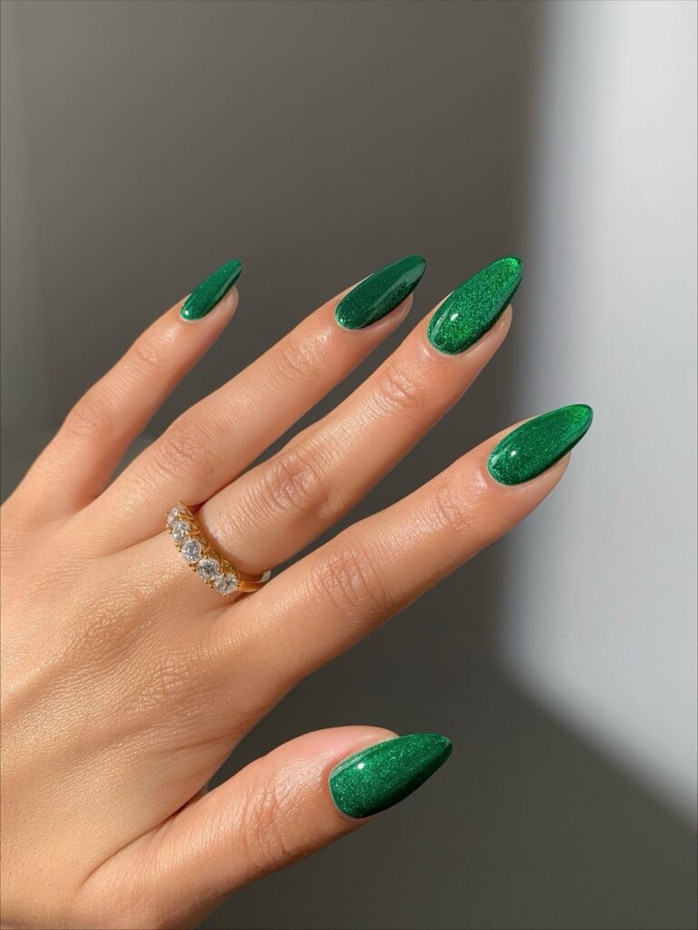 5 главных цветов зимнего маникюра на январь 2026 года