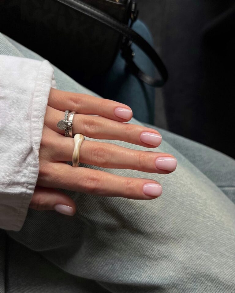 BB-маникюр зимой 2025: самый модный тренд сезона