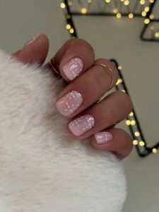 Зимний маникюр со снежинками 2025-2026: свежие идеи дизайна