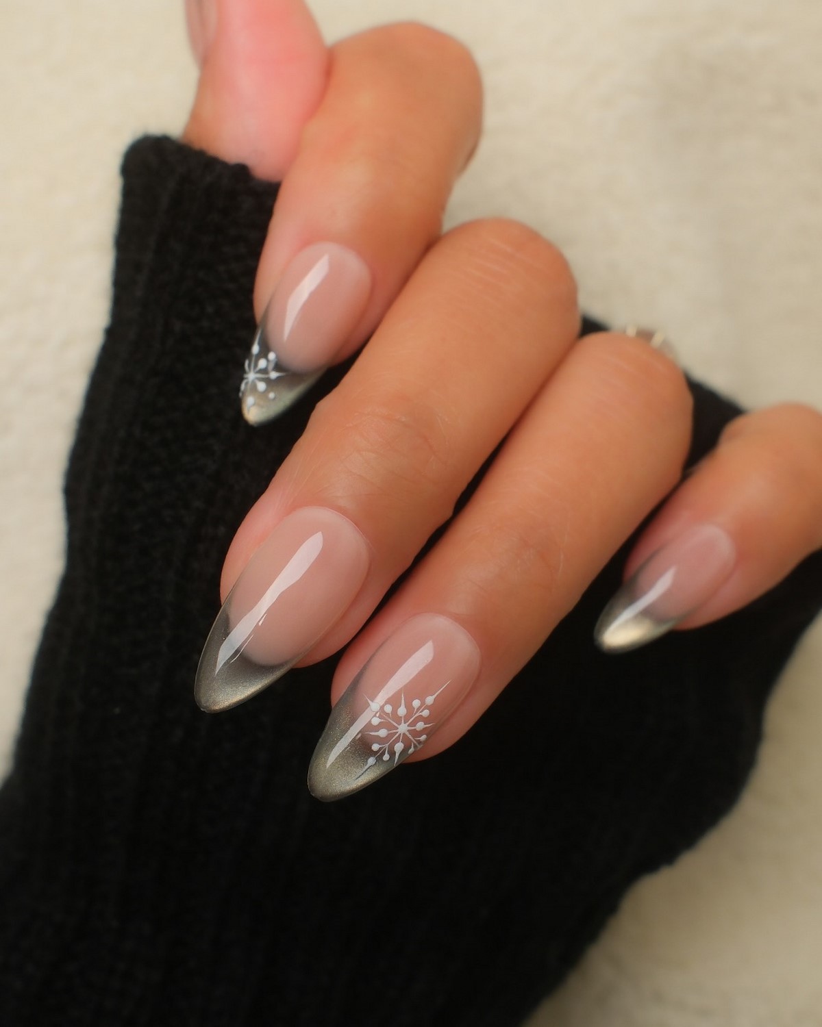 8 трендов миндалевидного маникюра на зиму 2026-2027