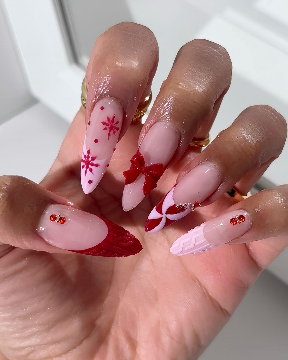 8 трендов миндалевидного маникюра на зиму 2026-2027