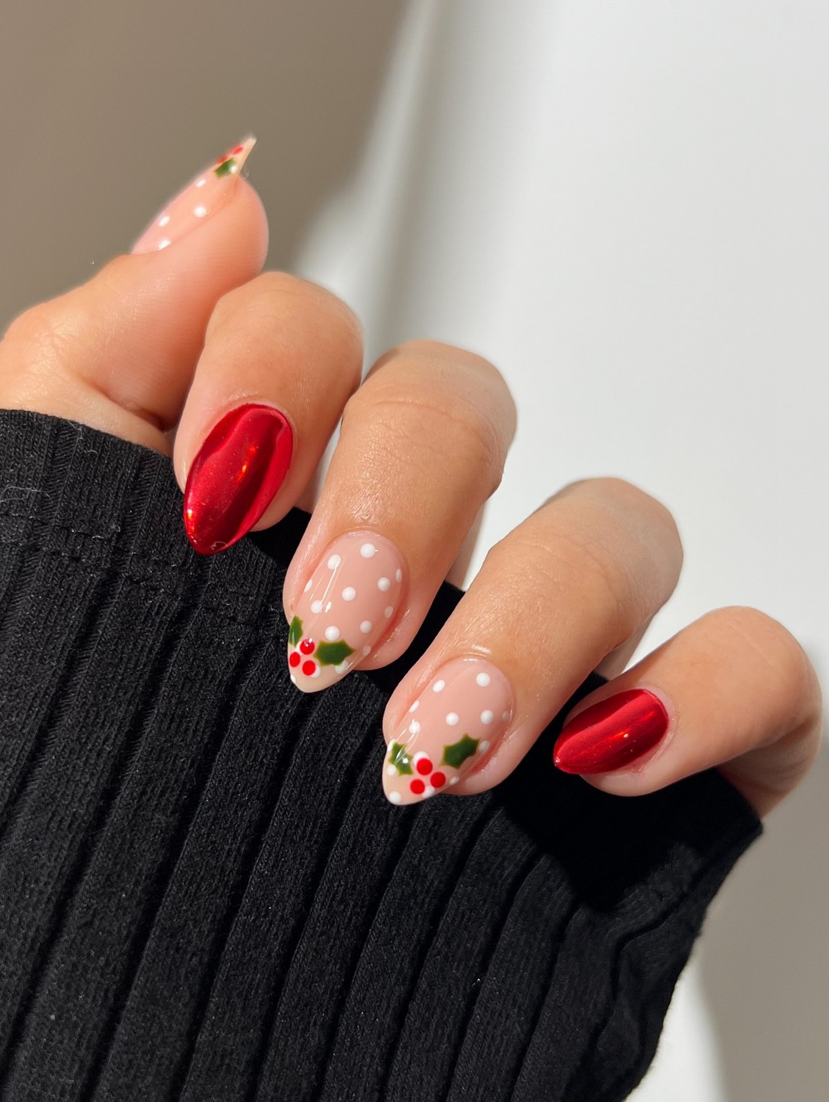 8 трендов миндалевидного маникюра на зиму 2026-2027