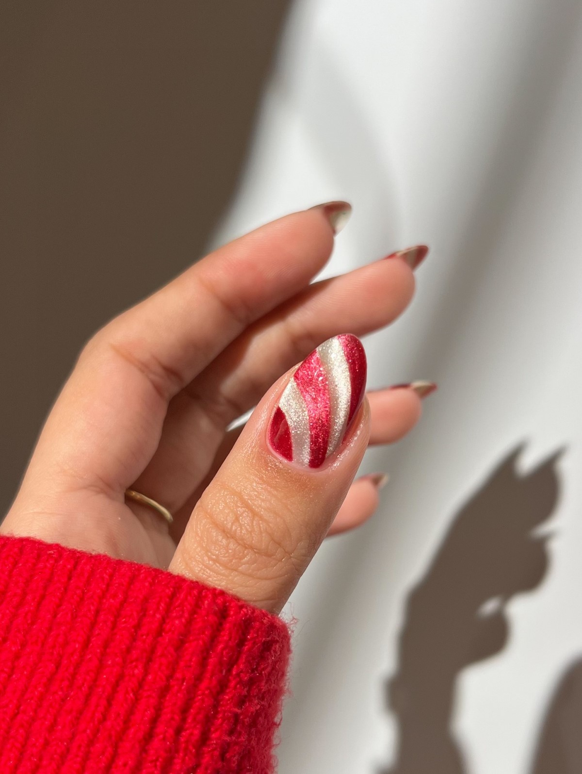 8 трендов миндалевидного маникюра на зиму 2026-2027