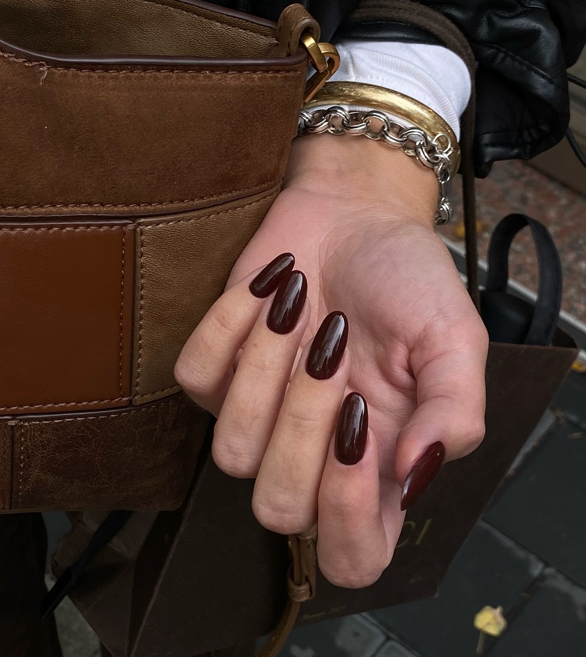 Модный темный маникюр зимой 2026-2027: тренды сезона