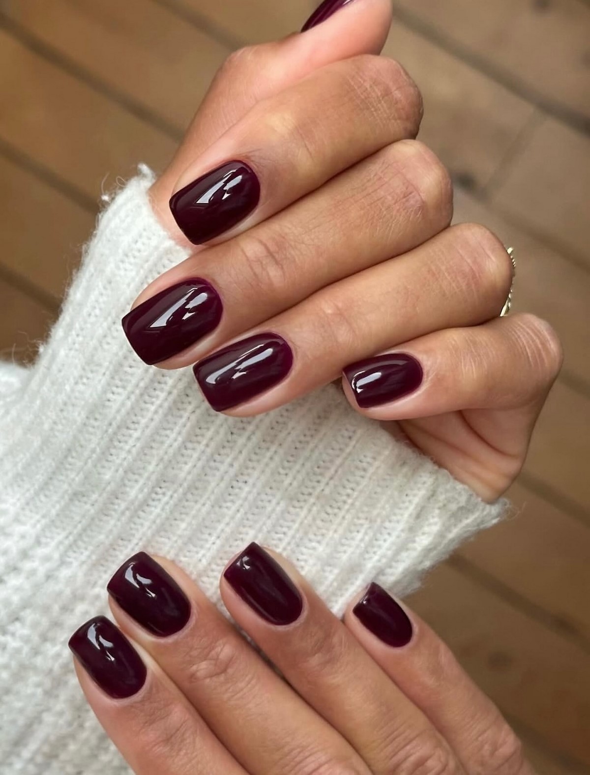 Модный темный маникюр зимой 2026-2027: тренды сезона