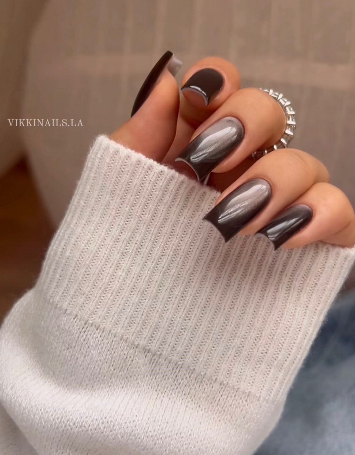 Модный темный маникюр зимой 2026-2027: тренды сезона