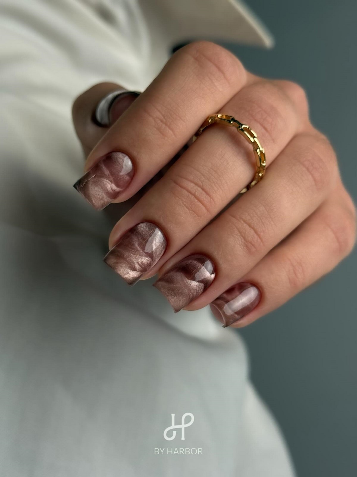 Модный темный маникюр зимой 2026-2027: тренды сезона