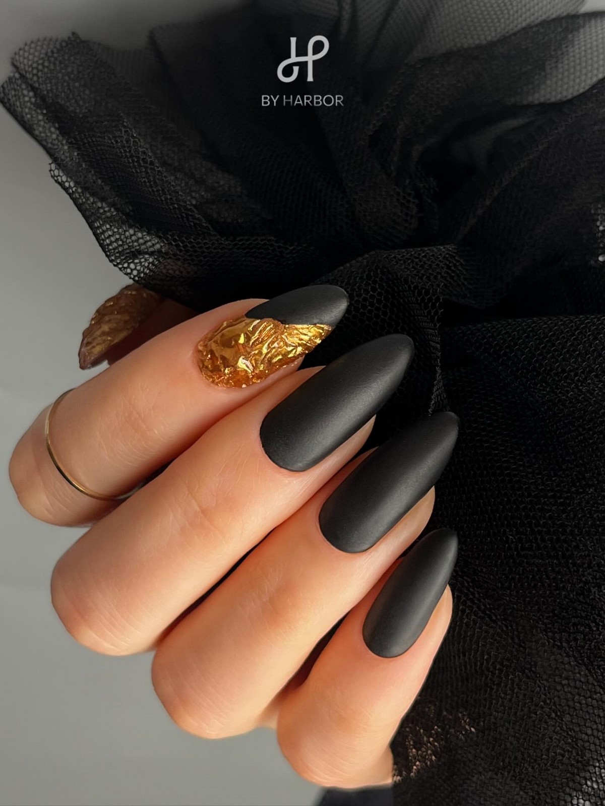 Модный темный маникюр зимой 2026-2027: тренды сезона