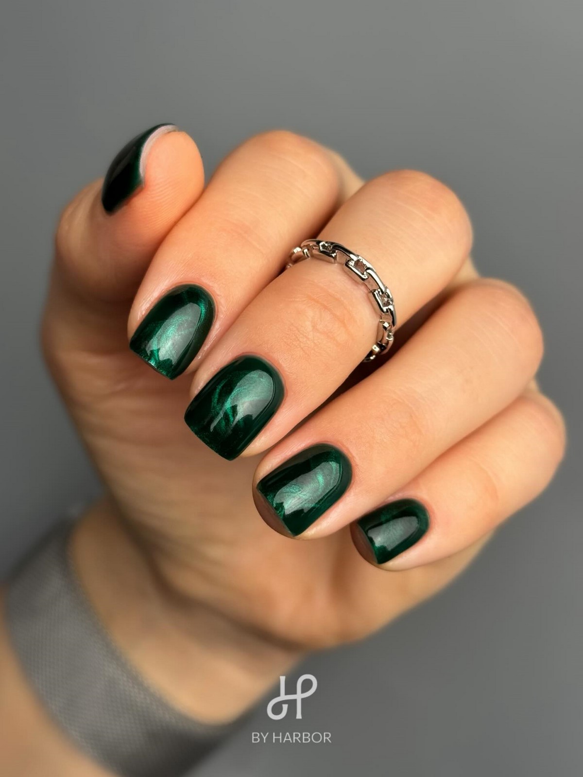 Модный темный маникюр зимой 2026-2027: тренды сезона