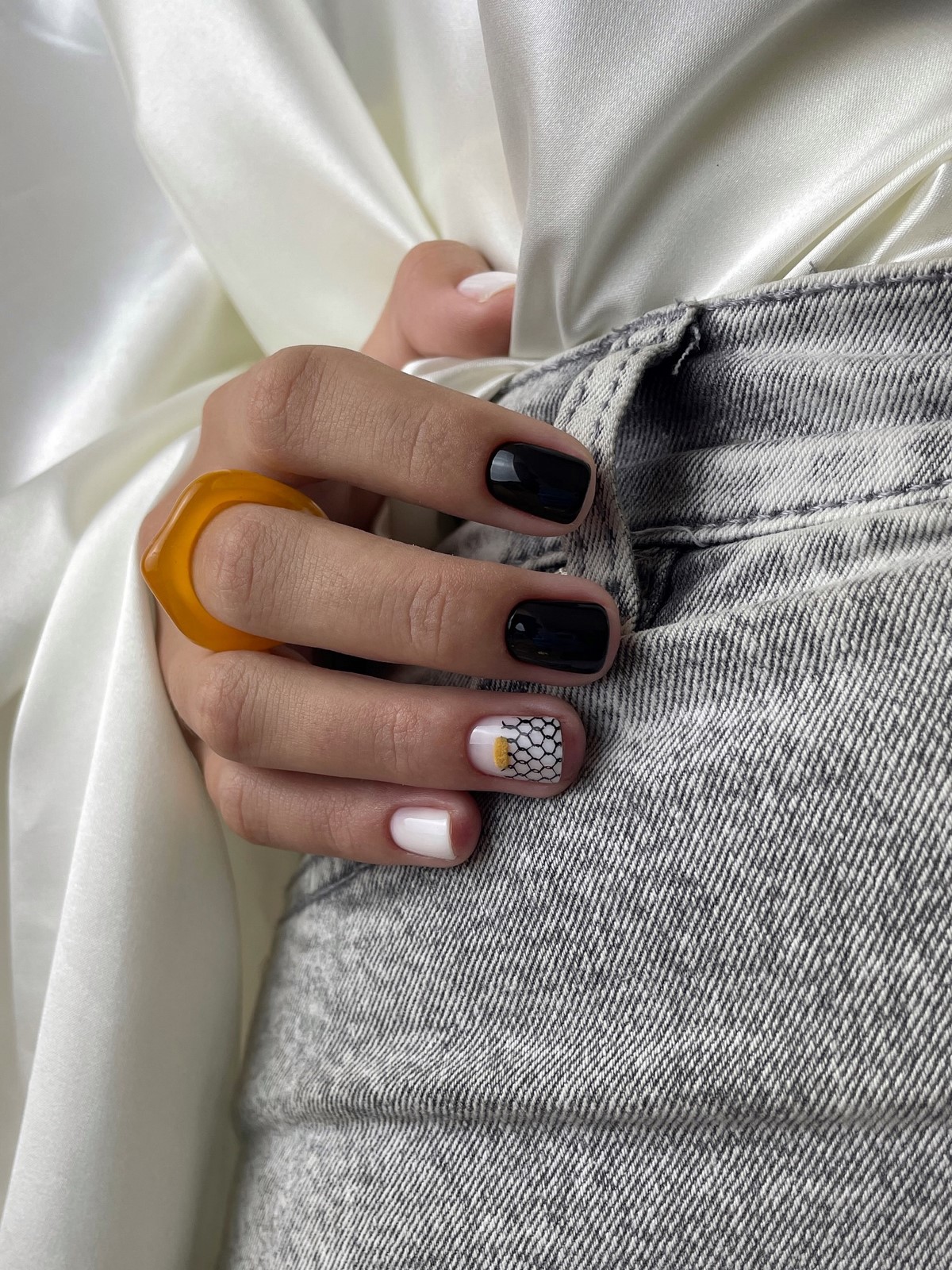 Модный темный маникюр зимой 2026-2027: тренды сезона