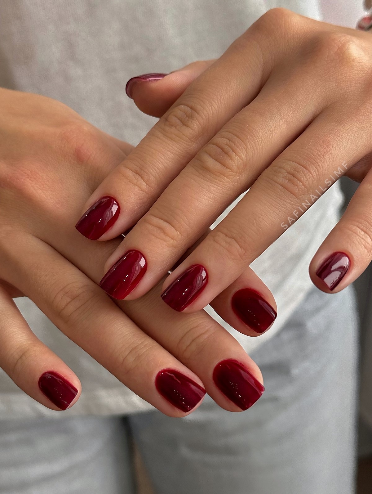 Модный темный маникюр зимой 2026-2027: тренды сезона