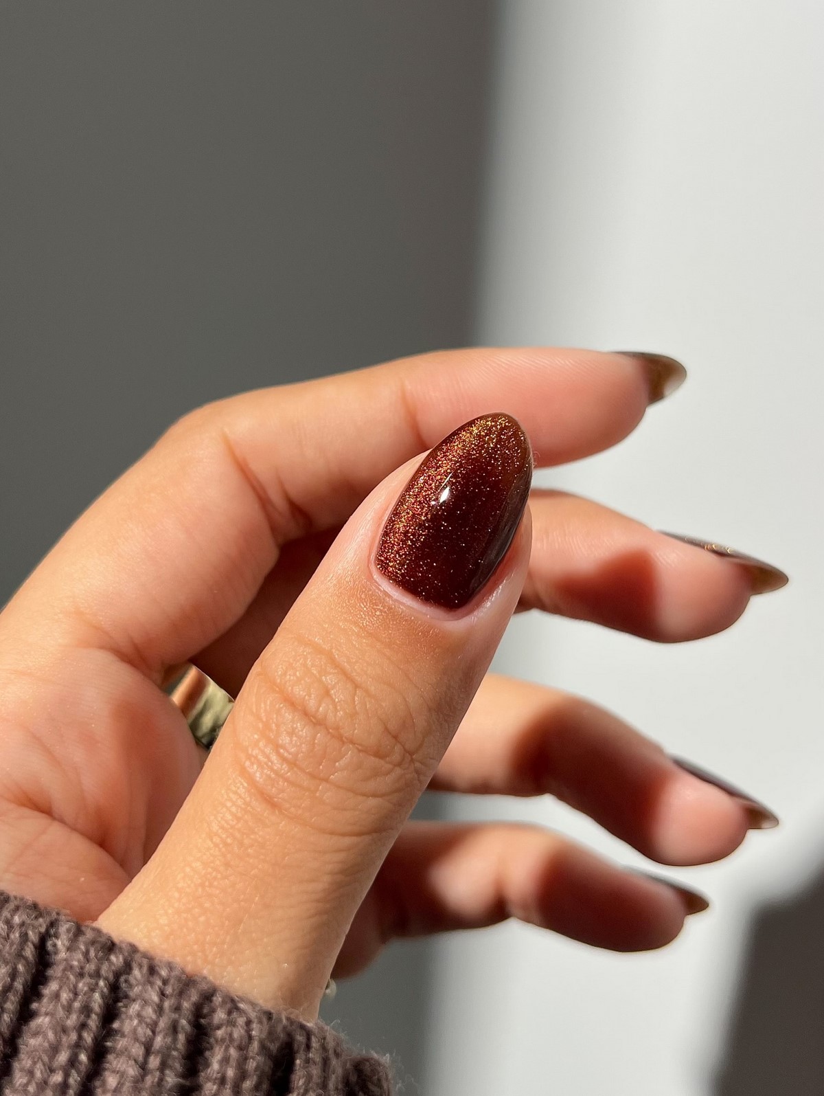 Модный темный маникюр зимой 2026-2027: тренды сезона