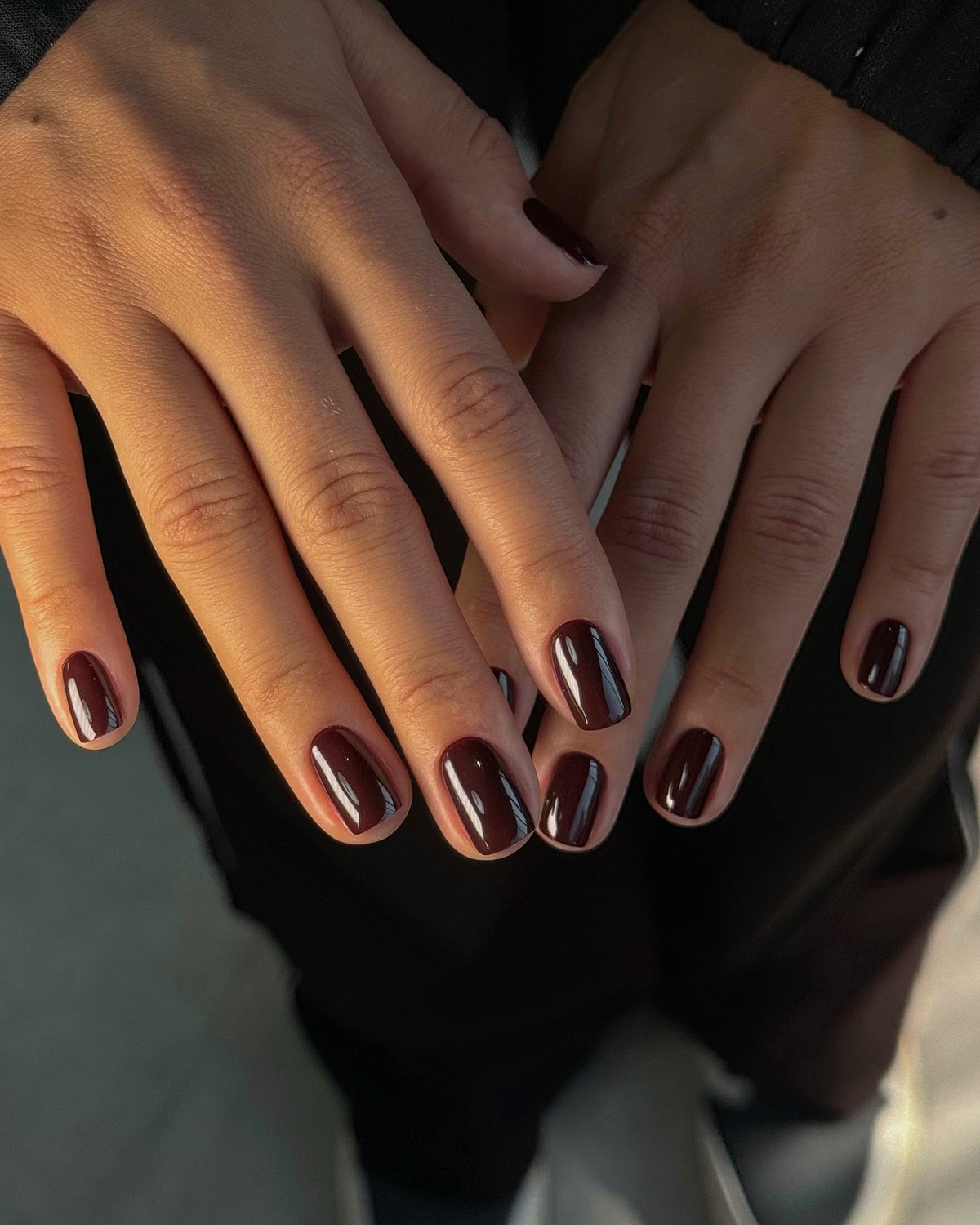 Модный темный маникюр зимой 2026-2027: тренды сезона