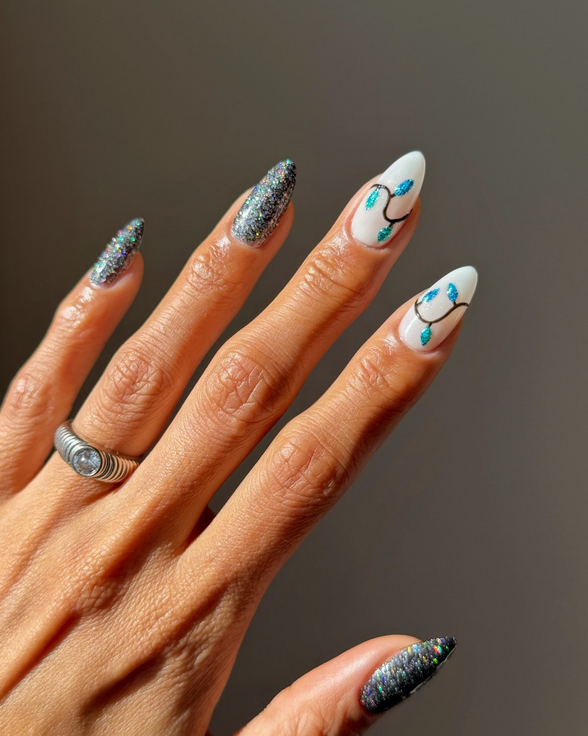 8 трендов миндалевидного маникюра на зиму 2026-2027