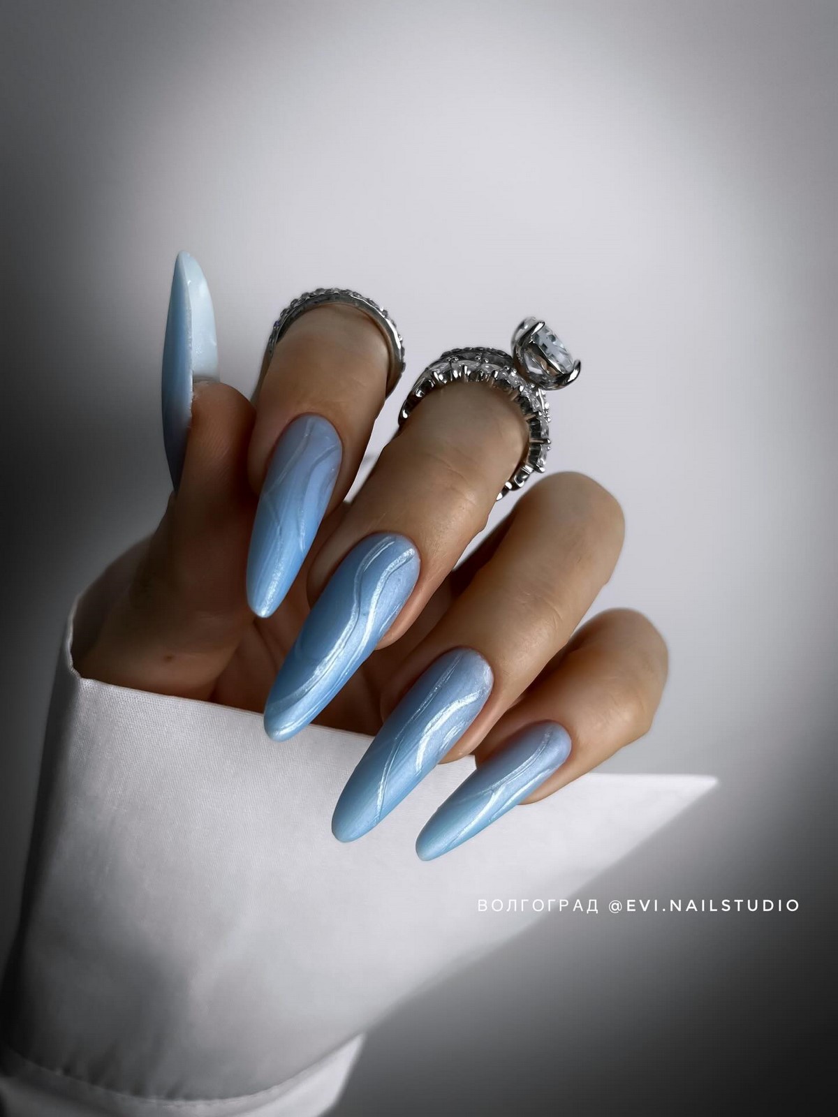 8 трендов миндалевидного маникюра на зиму 2026-2027
