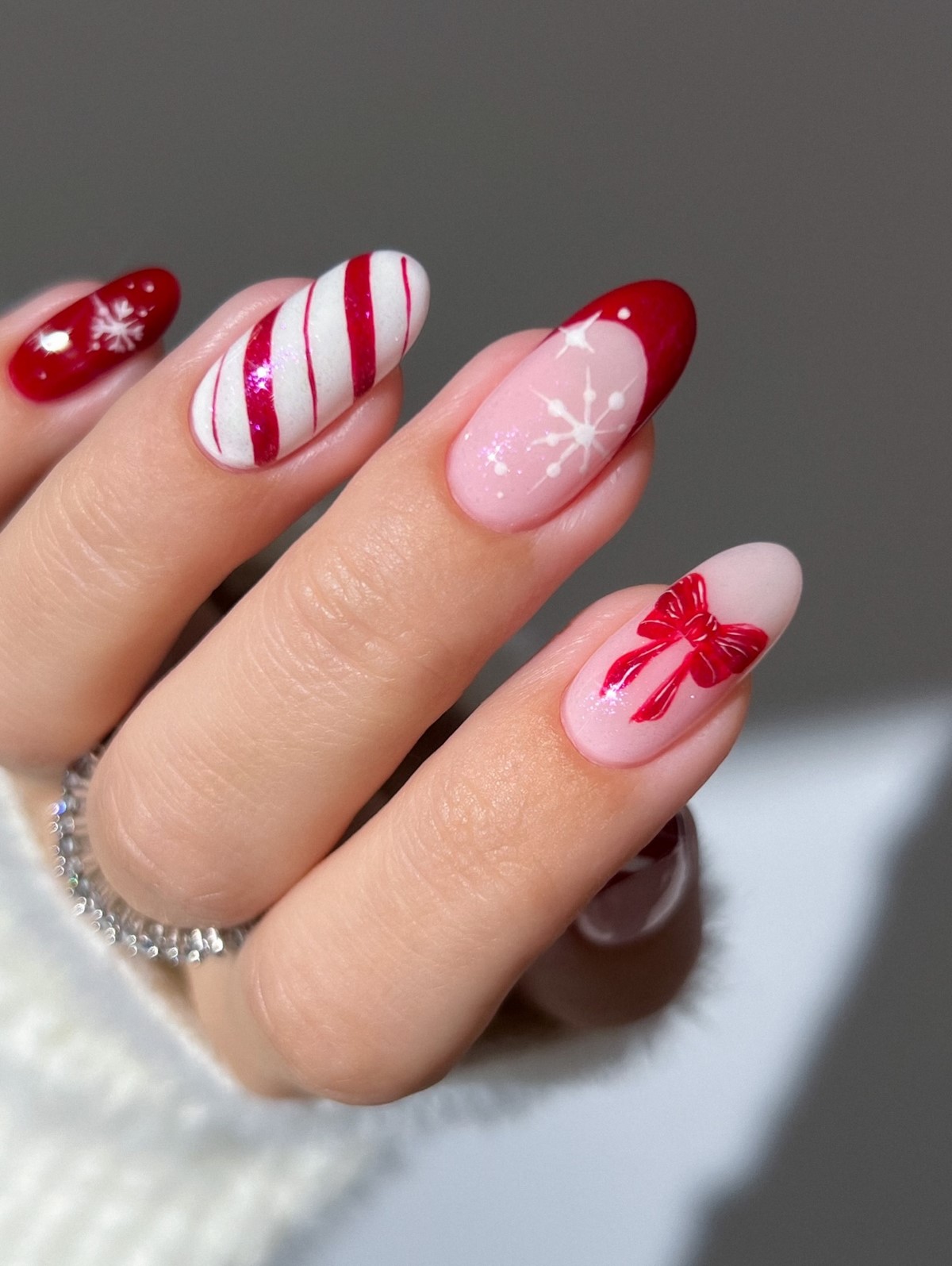 8 трендов миндалевидного маникюра на зиму 2026-2027