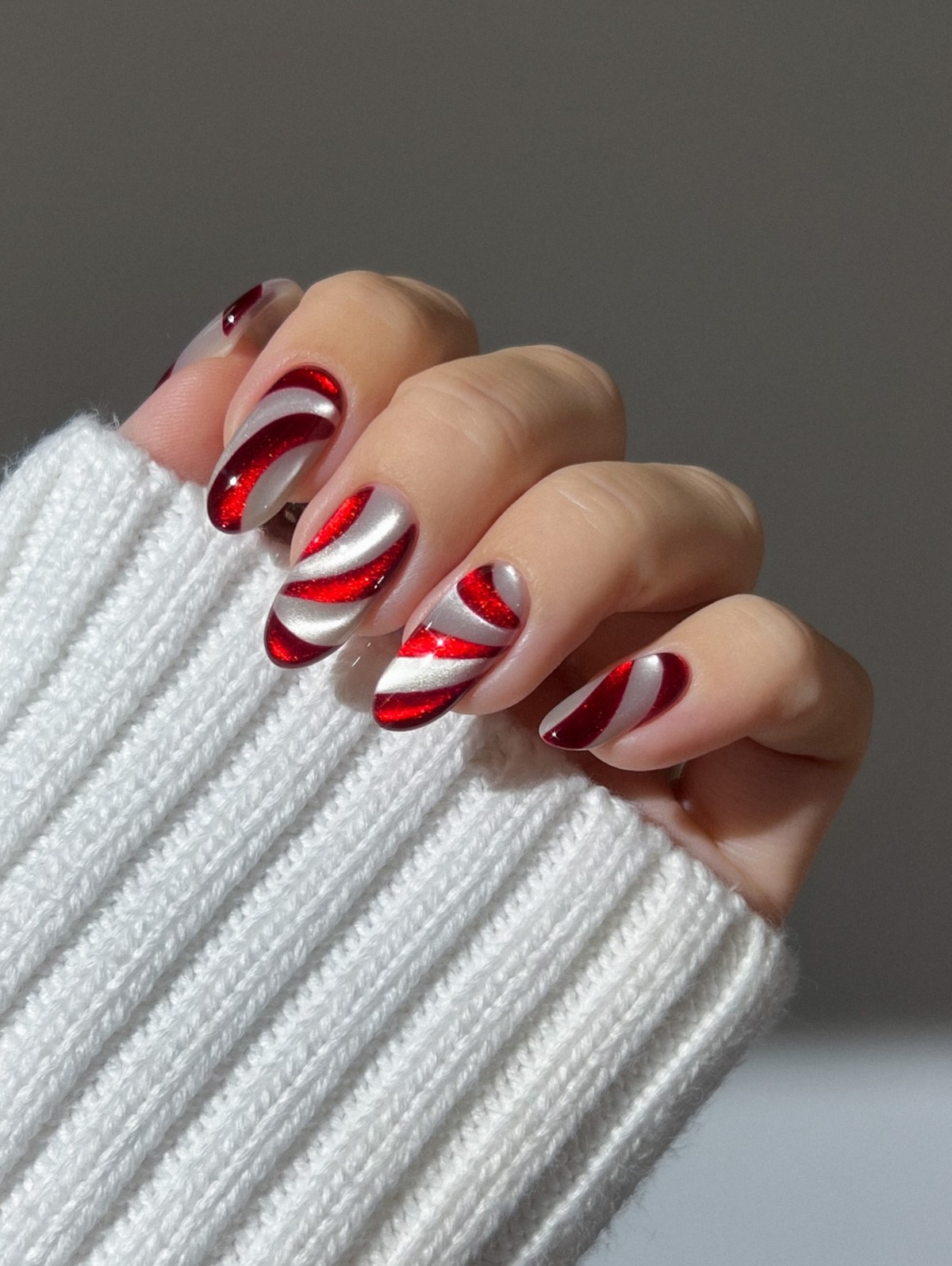 8 трендов миндалевидного маникюра на зиму 2026-2027