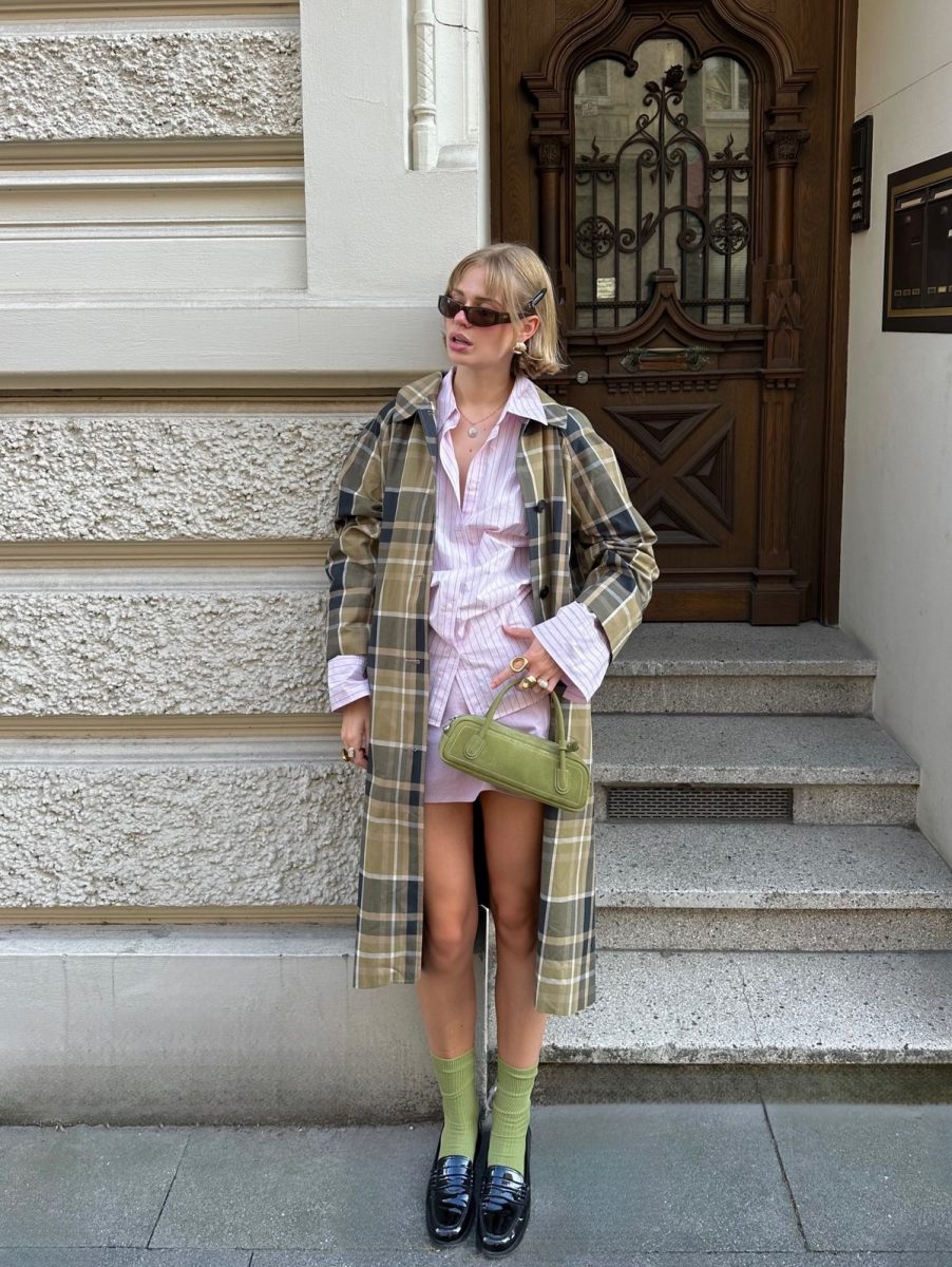 Модный клетчатый плащ в зеленых оттенках