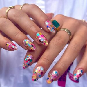 Конфети маникюр 2026 как самый модный и яркий нейл-тренд зимы