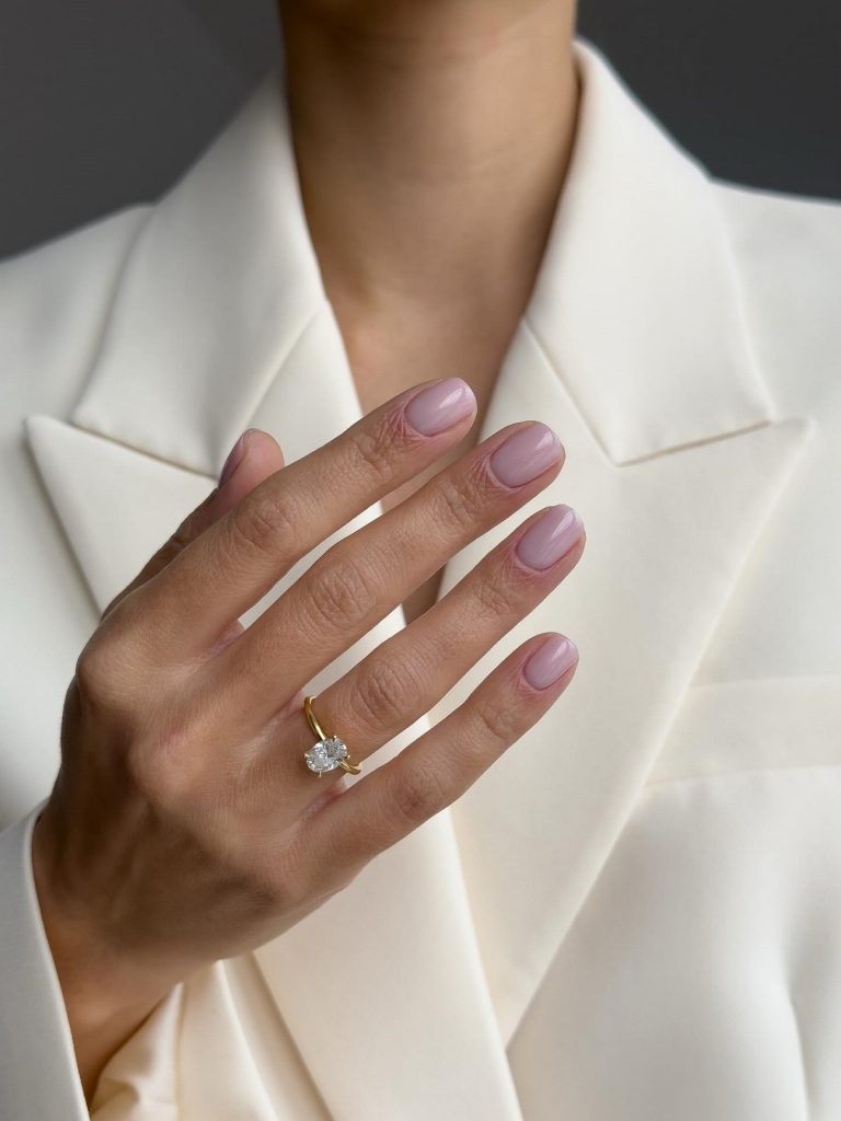 Маникюр без дизайна на короткие ногти для аккуратного образа