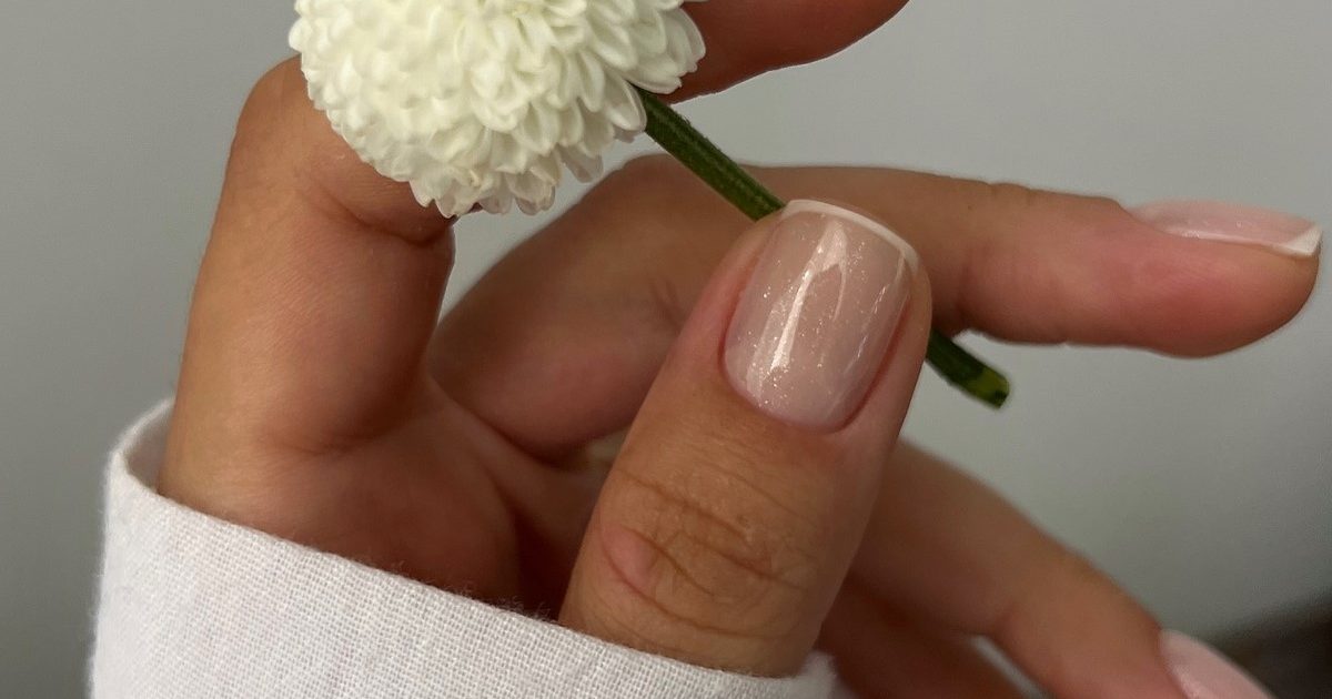 Модные ногти с легким полупрозрачным покрытием зимой 2026