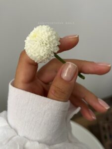 Модные ногти с легким полупрозрачным покрытием зимой 2026