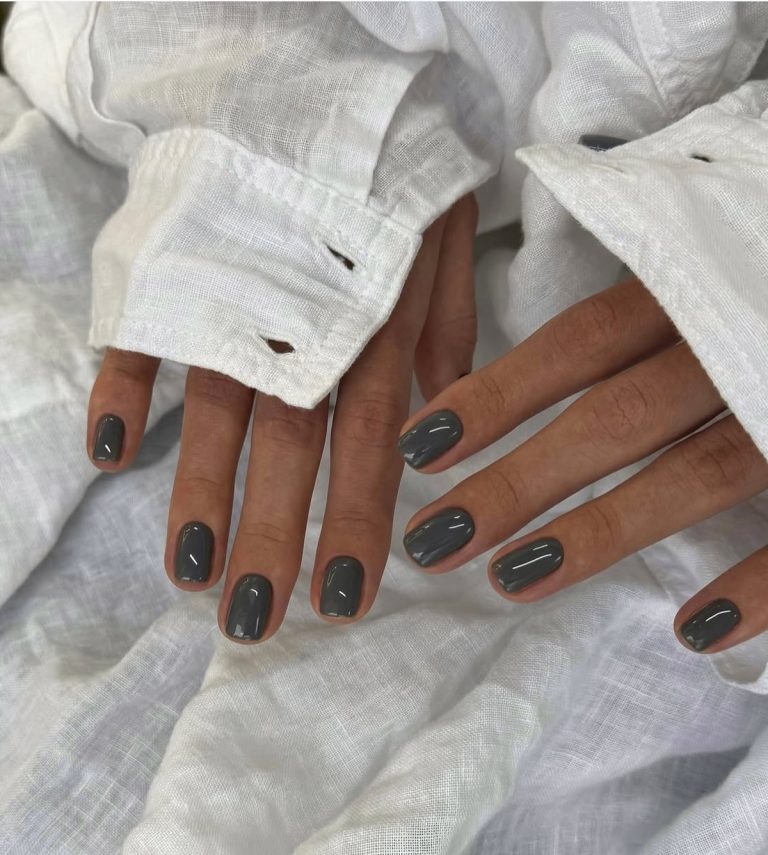 Модные темные ногти зимой 2026 — самые стильные идеи сезона