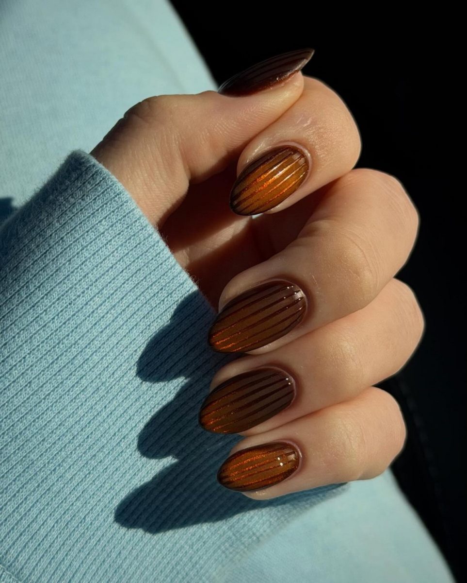 Стеклянный маникюр в цвете корицы на миндальных ногтях