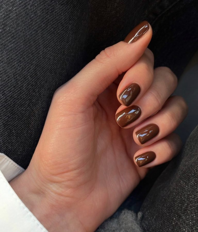 Шоколадный маникюр зимой 2026: дизайны для вдохновения