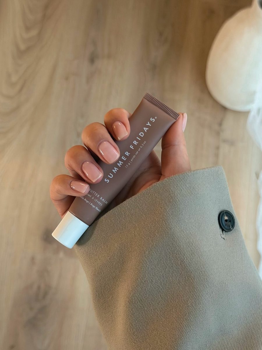 Ухоженные руки с нейтральными нюдовыми ногтями