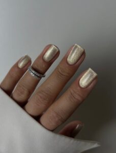 Зимний маникюр кошачий глаз 2026: самые красивые дизайны