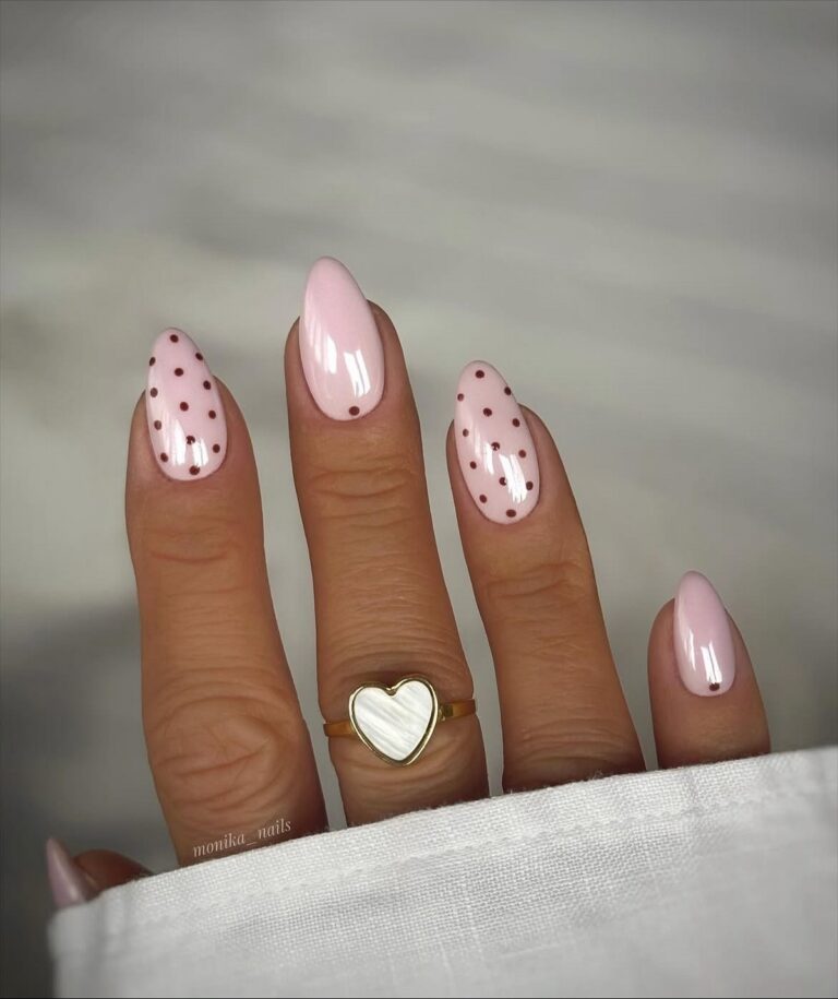 Зимний маникюр с втиркой 2026: шик и сияние