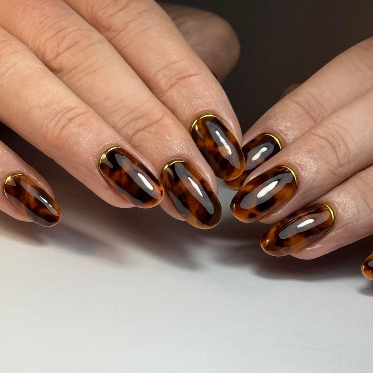 Модные темные ногти зимой 2026 — самые стильные идеи сезона