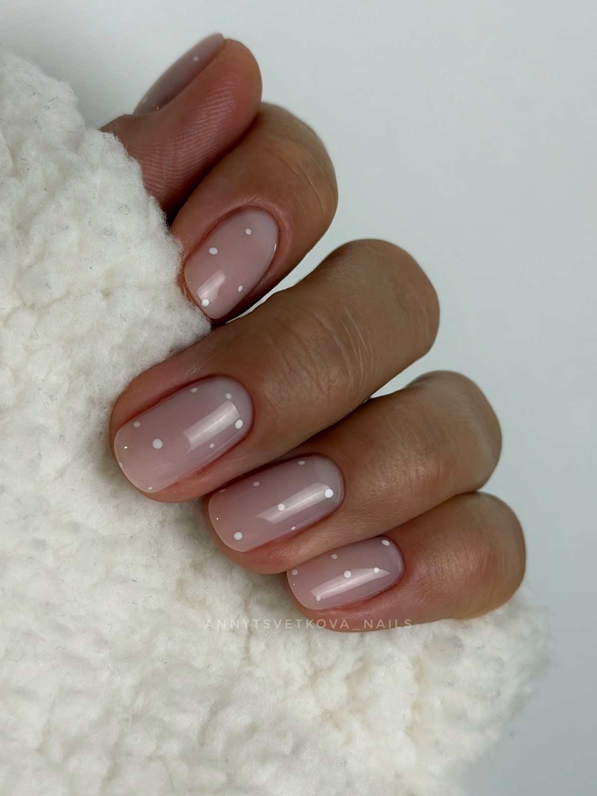 Зимний маникюр с деликатными акцентами на 2026 год