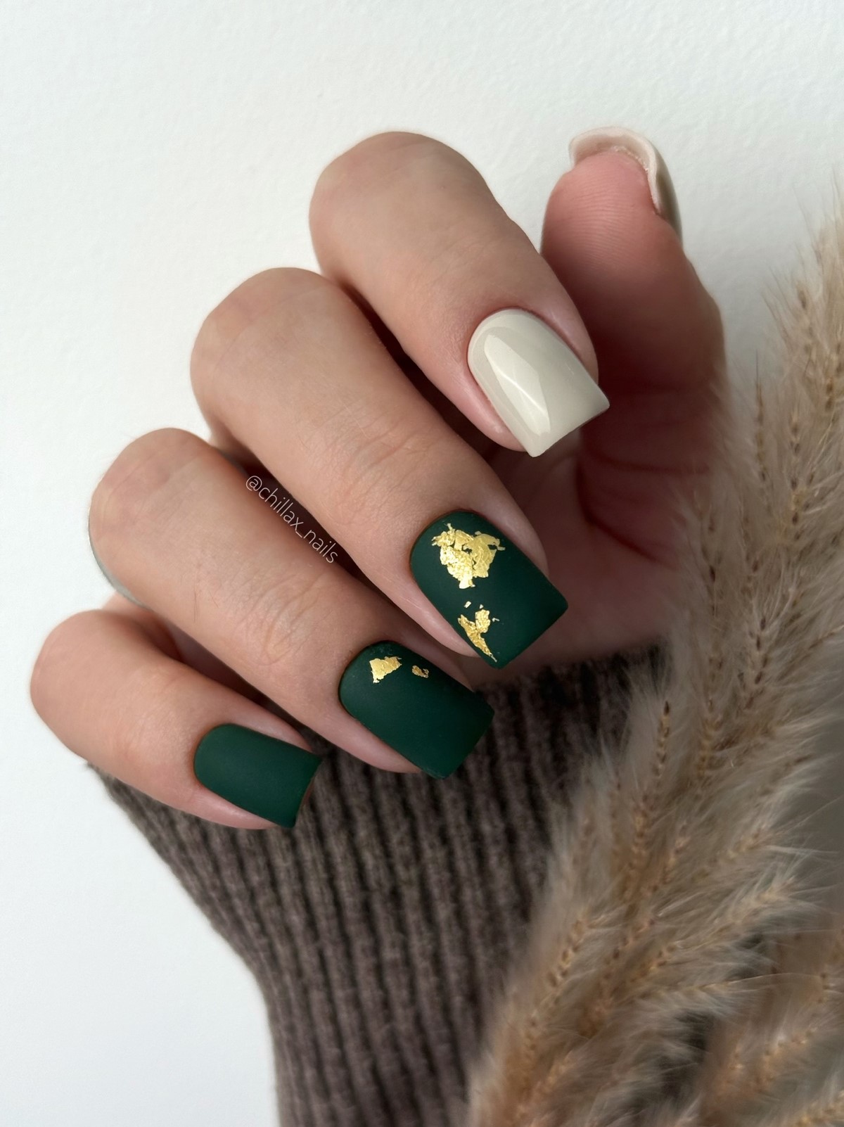 Модные темные ногти зимой 2026 — самые стильные идеи сезона