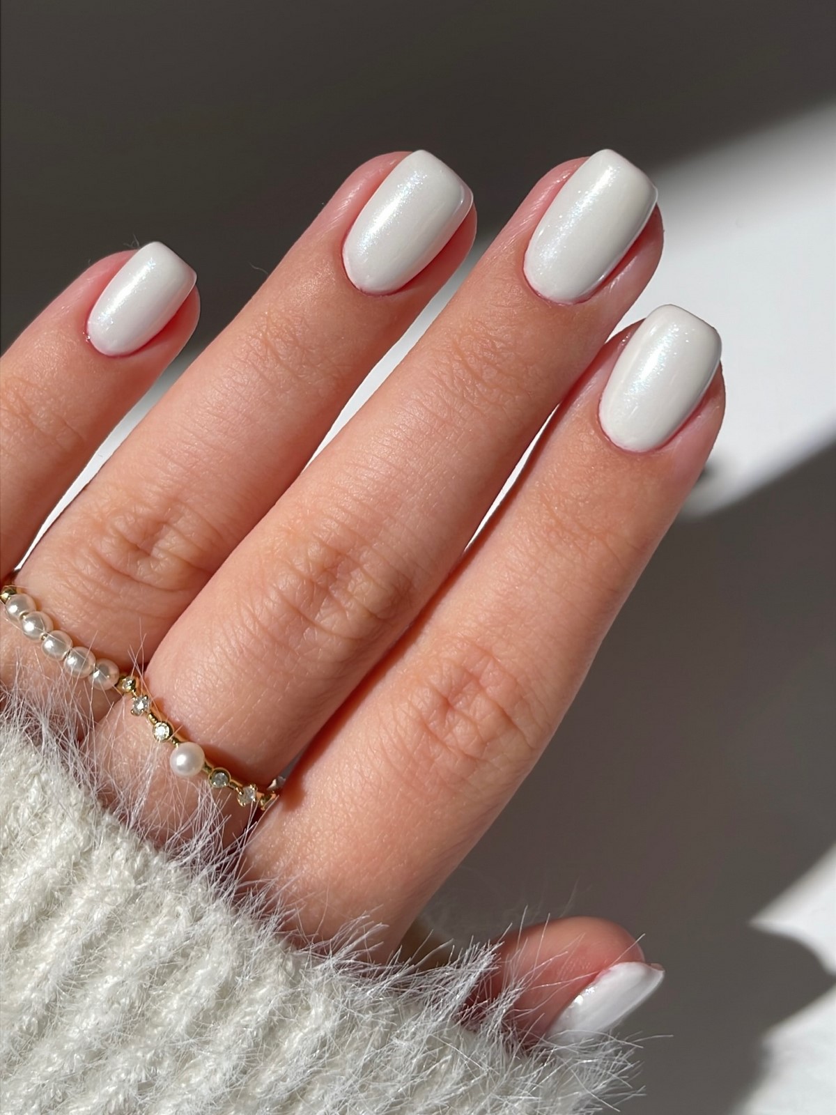 Нежное сияние на ногтях зимой 2026 – тренд, который смотрится дорого