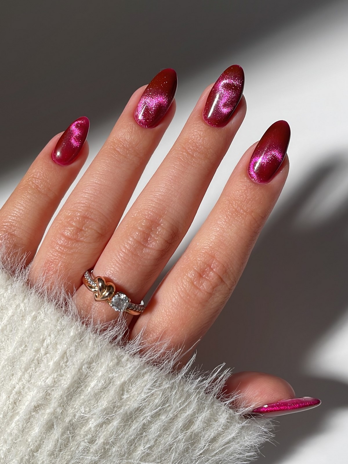 Маникюр с сердечками ко Дню Влюбленных в феврале 2026